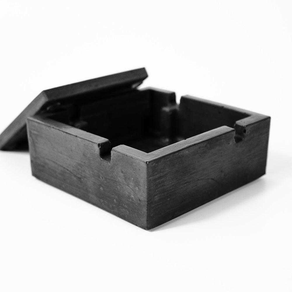 Beton Aschenbecher mit angelehntem Deckel, schwarz