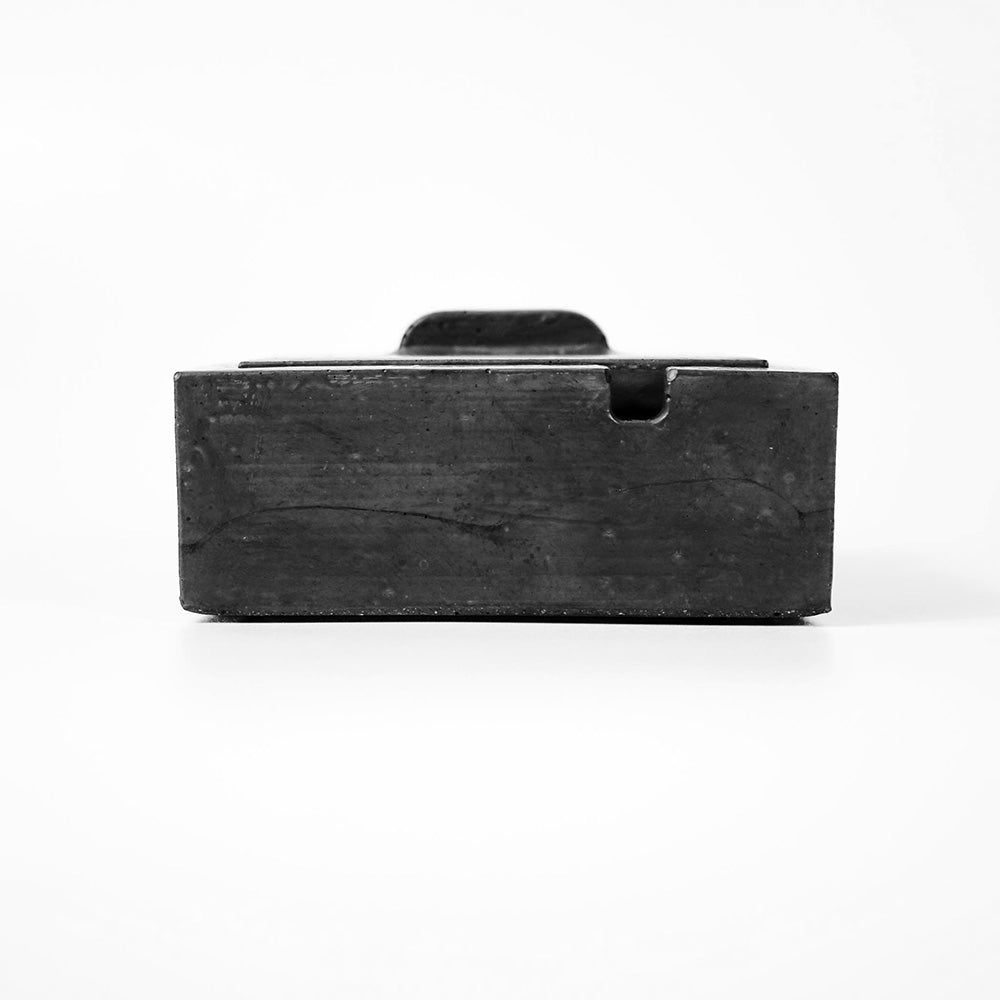 Frontalansicht, cooler Aschenbecher mit Deckel, Beton, schwarz