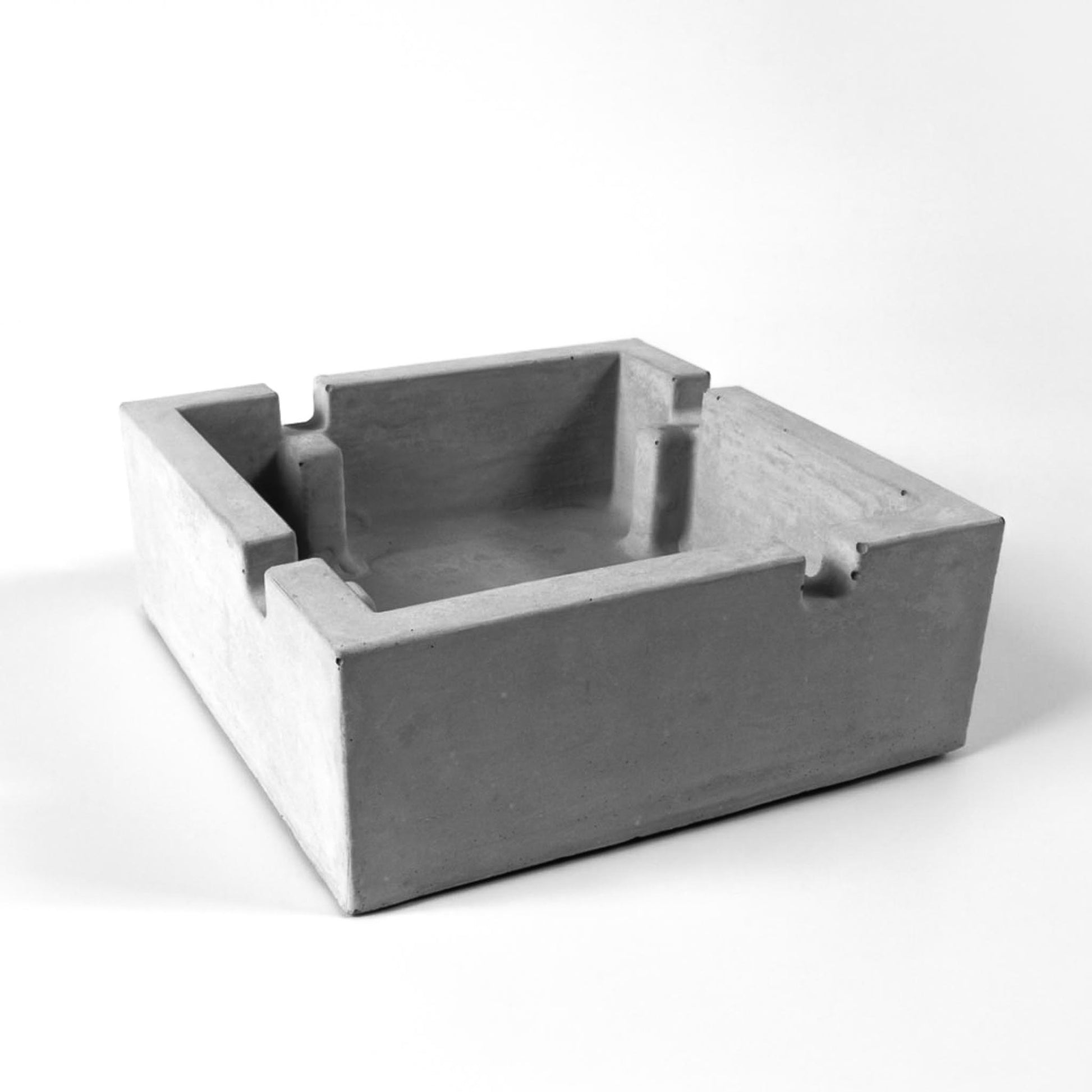 Beton Aschenbecher mit geöffnetem Deckel, grau