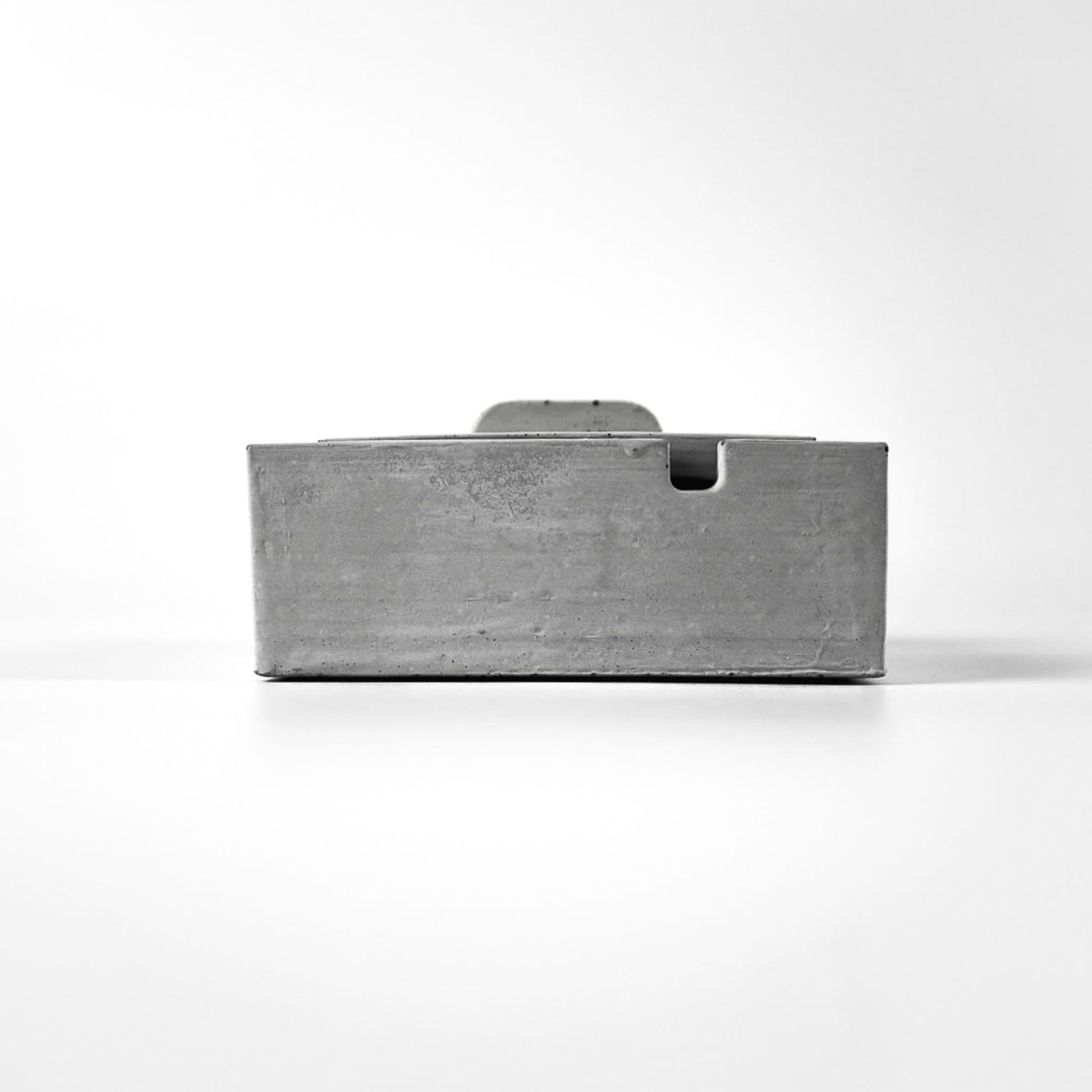 Frontalansicht, cooler Aschenbecher mit Deckel, Beton, grau
