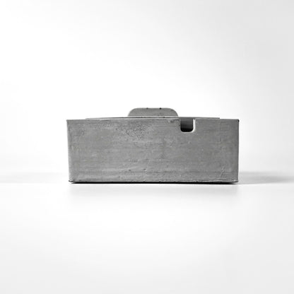 Frontalansicht, cooler Aschenbecher mit Deckel, Beton, grau