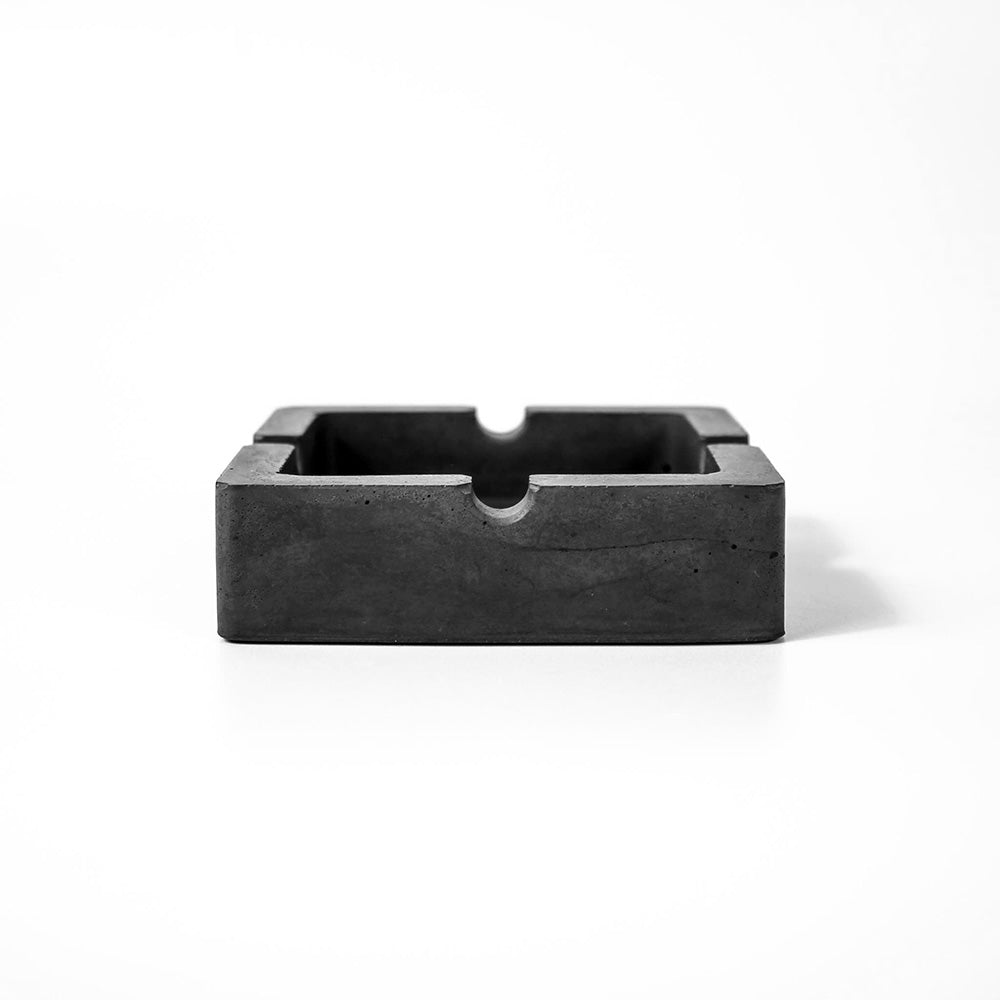 Design Aschenbecher aus Beton, Korkboden, schwarz, Ambiente