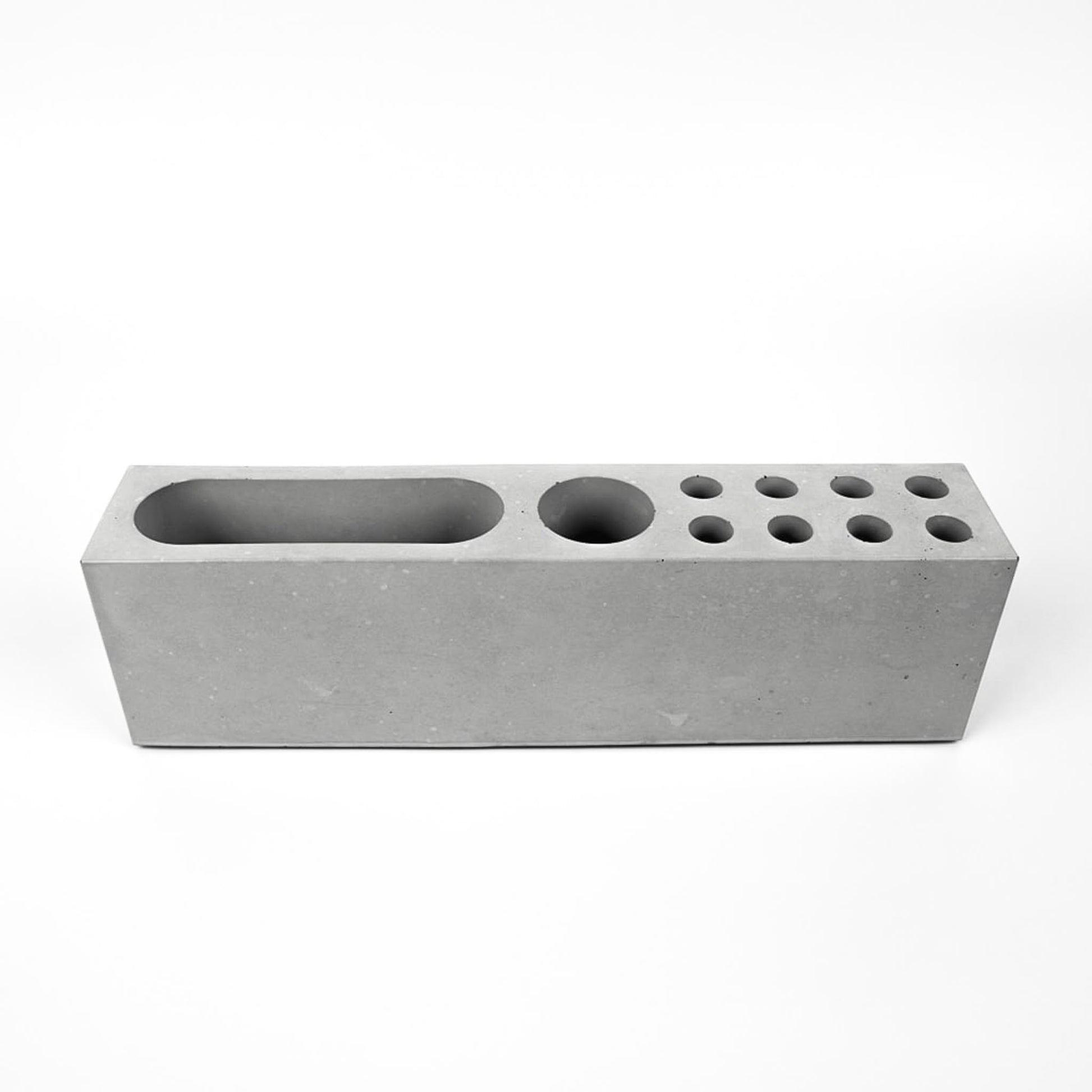 Frontalansicht des Stiftehalters aus Beton